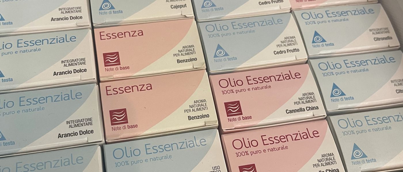 Confezioni di oli essenziali esposte in negozio