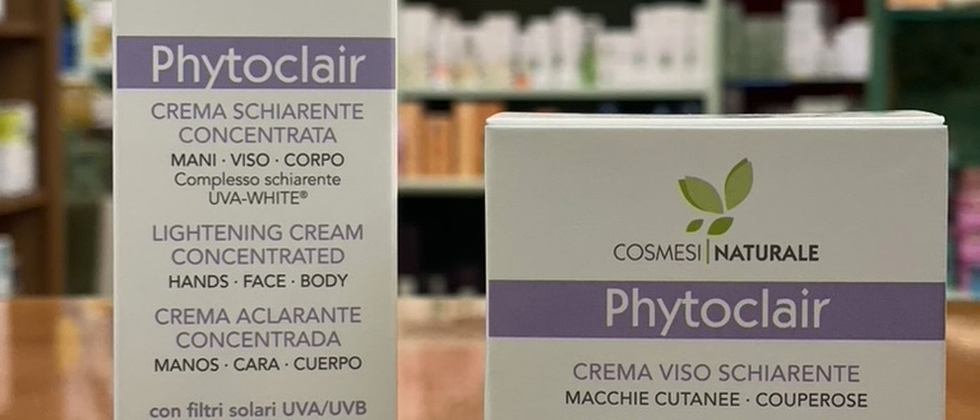 Due creme viso di cosmesi naturale sul banco, con gli scaffali sullo sfondo