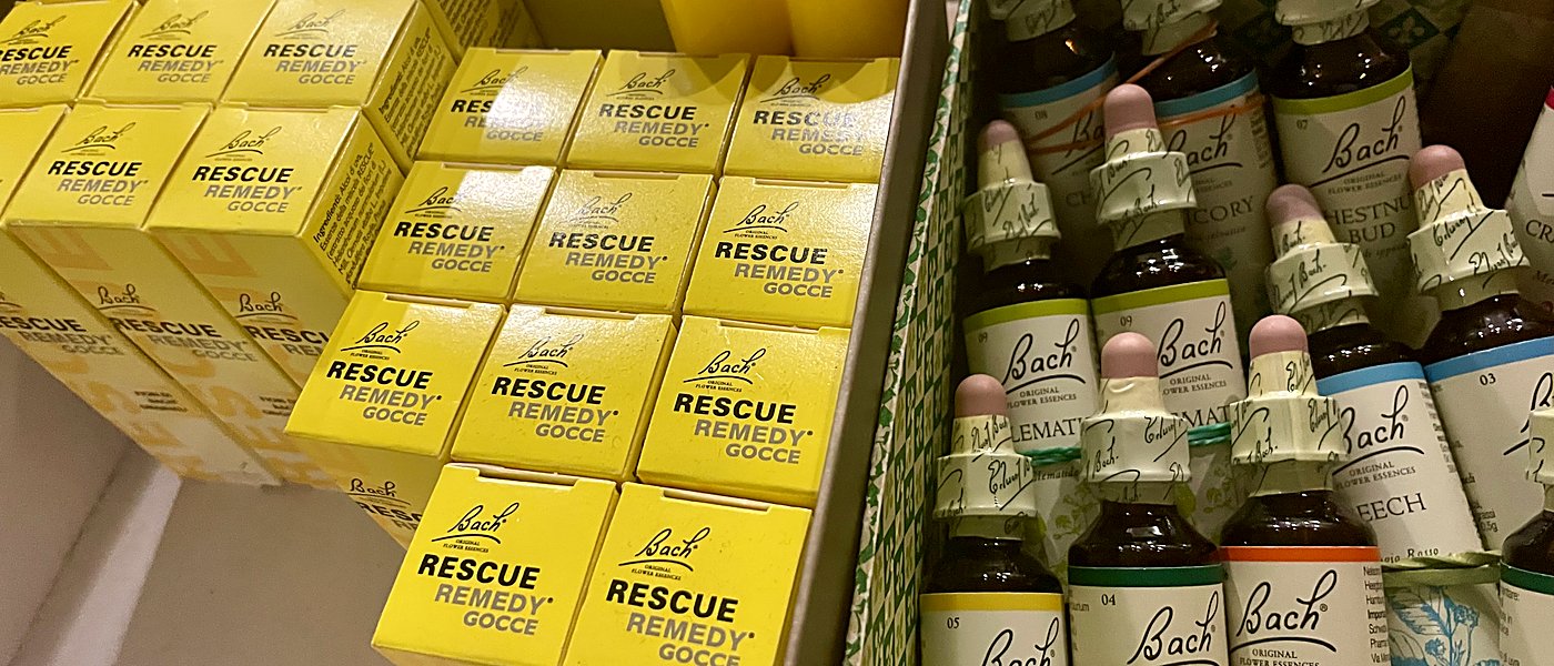 Flaconi dei fiori di Bach e confezioni di Rescue Remedy sul banco di Erba Amica