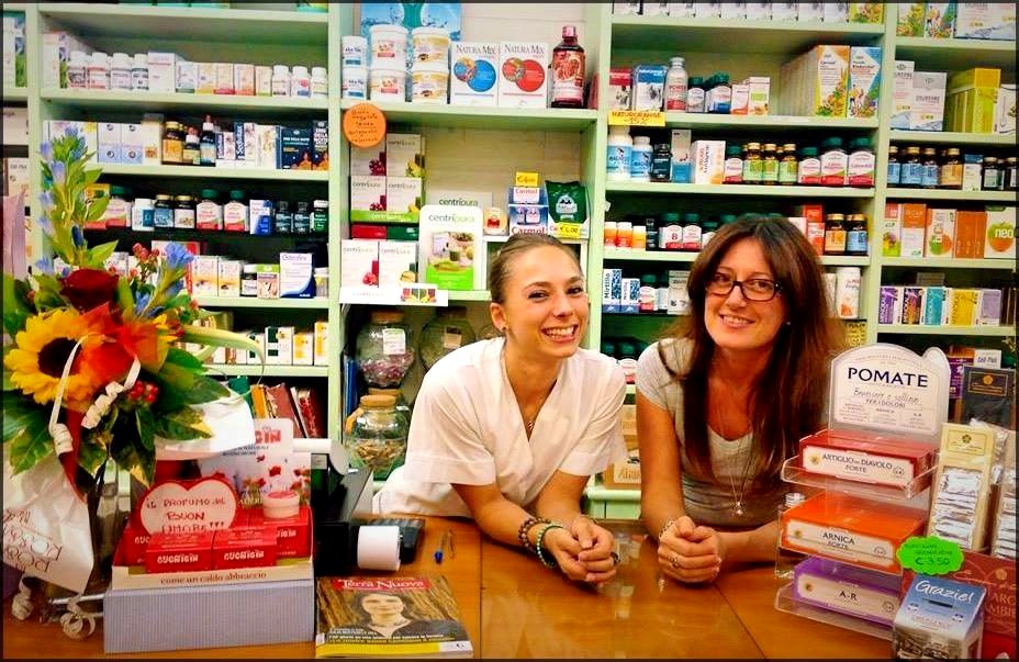 Francesca e Claudia dietro al banco dell'erboristeria Erba Amica, con gli scaffali dei prodotti alle spalle