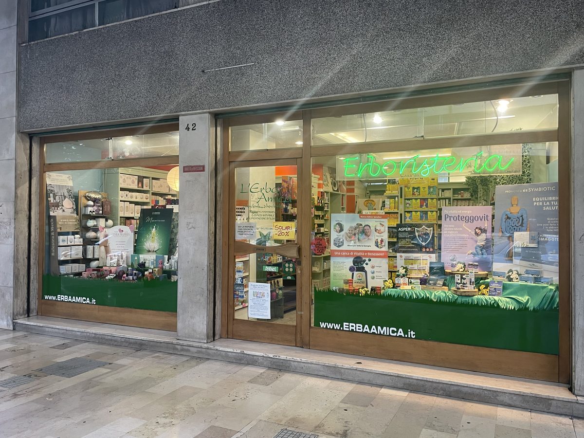 La facciata di Erba Amica al civico 42 di Corso del Popolo, con l’insegna al neon accesa