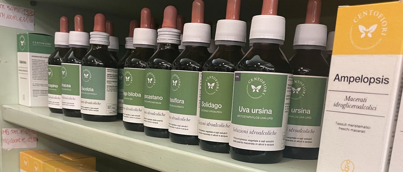 Scaffale di estratti vegetali in boccette contagocce